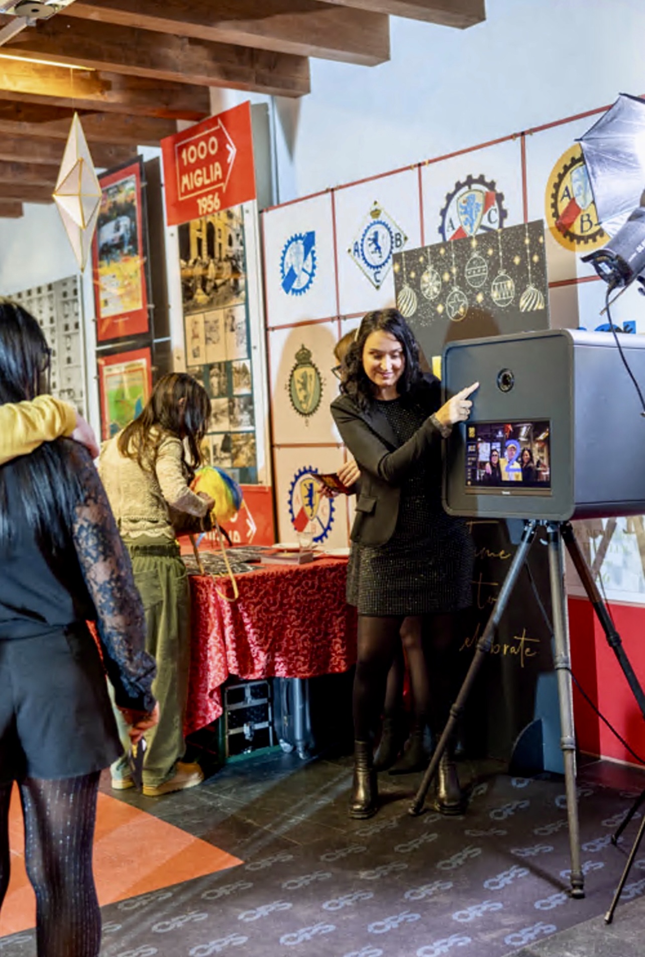 S-Box, pensato per rendere unico il vostro evento, nasce come sistema integrato sia come photobooth che videobooth. Permette di: scattare e stampare istantaneamente fotografie in alta qualità, senza alcun limite, registrare brevi video che potrai trovare nel cloud e avere istantaneamente una stampa contenente fotogrammi. Immagini che rendono memorabile il vostro evento. Brescia, lago di Garda, Feanciacorta